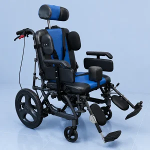 Silla de ruedas neurológica azul con espaldar reclinable, soporte cefálico y reposapiés elevables