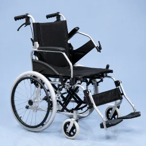 Silla de Ruedas en Aluminio con Apoyabrazos Abatible