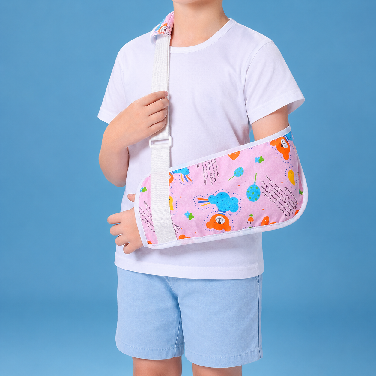 Cabestrillo pediátrico ajustable para soporte del brazo infantil.